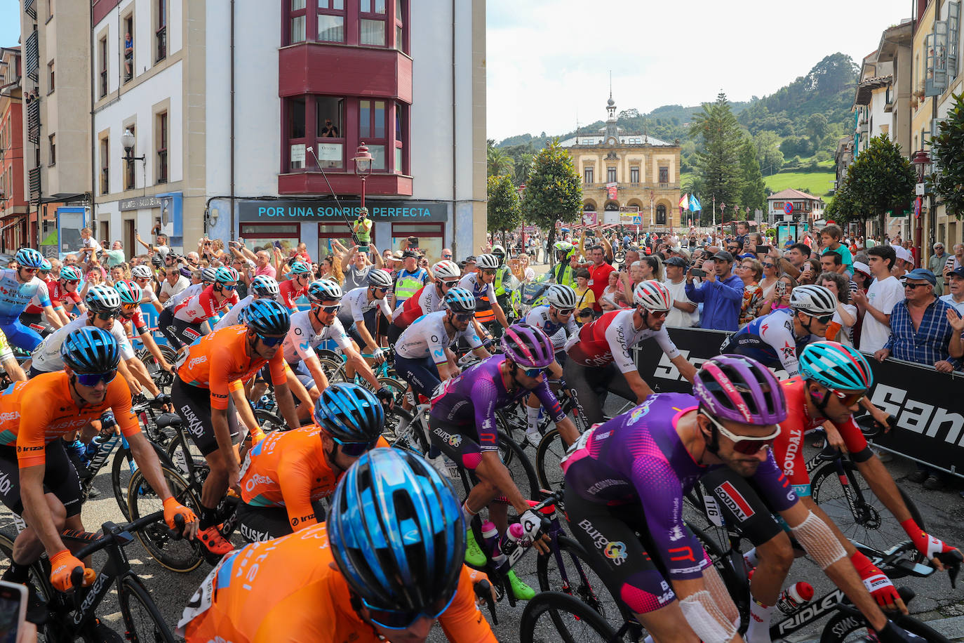 Fotos: Gran expectación en la última etapa asturiana de La Vuelta a España
