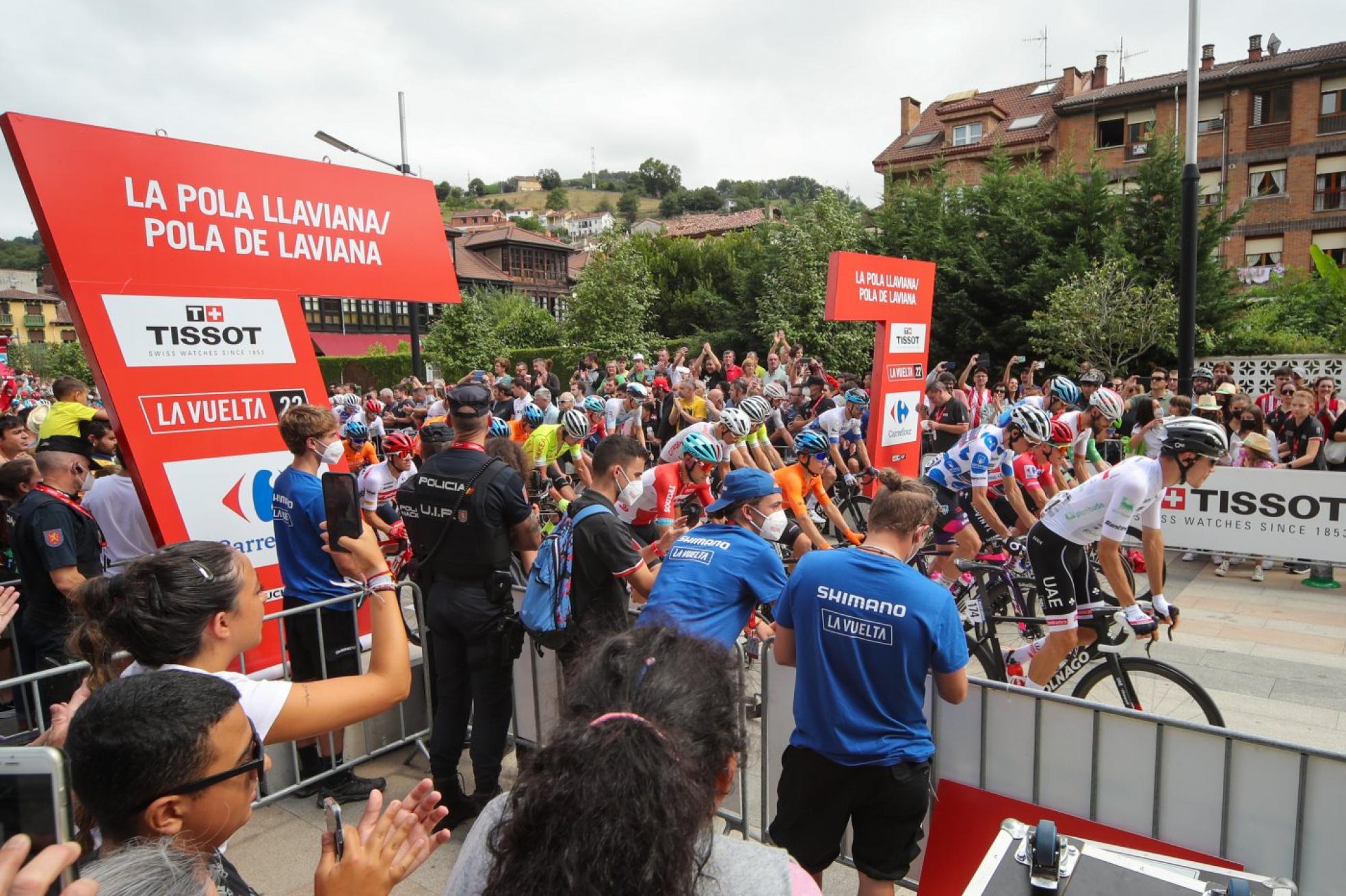 La plaza del Ayuntamiento de Pola de Laviana se quedó pequeña para ver la salida de los corredorres 