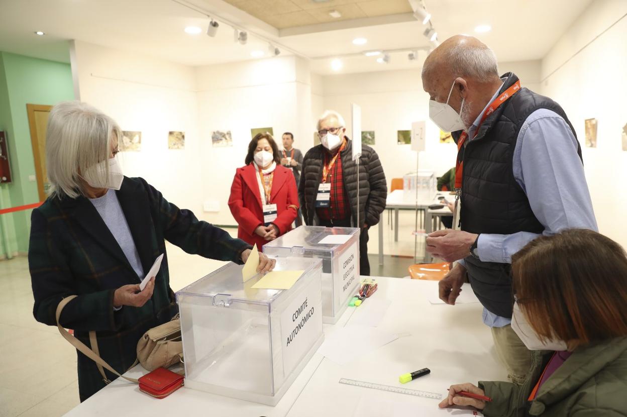 Votación en las elecciones a la Secretaría General de la Agrupación Socialista de Gijón, el pasado 2 de abril. 