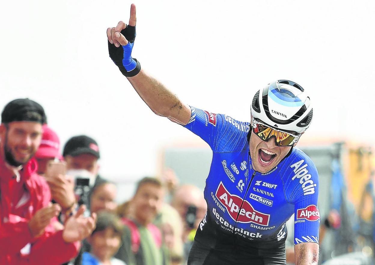 Vine levanta el brazo victorioso en la meta del Colláu Fancuaya. 