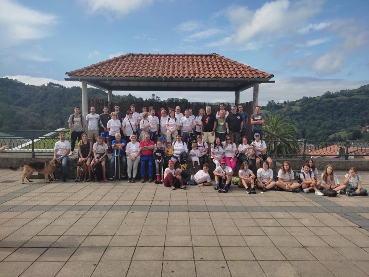 Los participantes, en la plaza del Emigrante. 