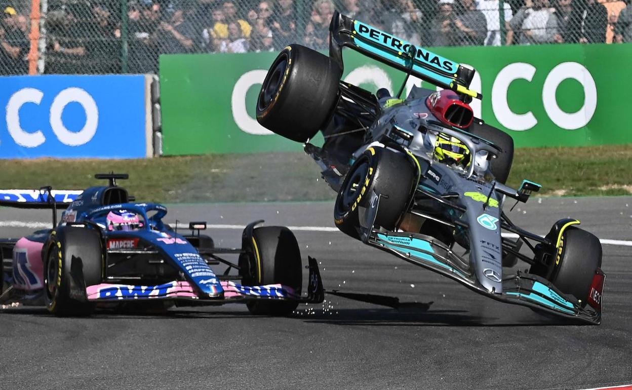 Lewis Hamilton (Mercedes), choca con Fernando Alonso (Alpine) en el GP de Bélgica. 