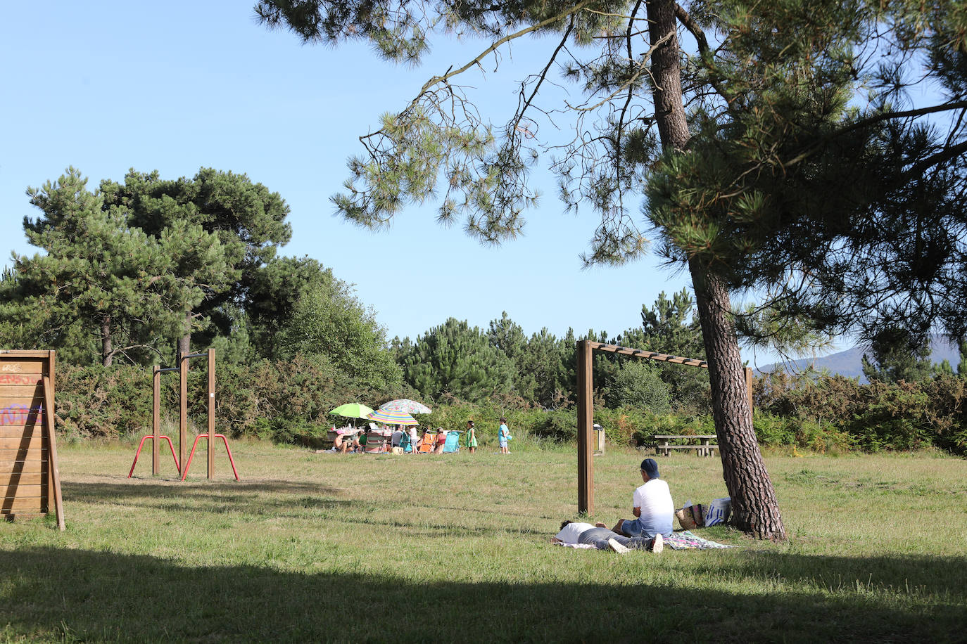 Ubicada en lo alto de una montaña, desde arriba se puede admirar la playa de Salinas. Dispone de diferentes lugares de descanso, mesas de madera de picnic repartidas por gran parte del recinto y bancos, está provisto de un aparcamiento y de un mirador donde disfrutar de sus increíbles vistas. Puede accederse a pie, subiendo por el sendero de la Costa Norte desde Arnao o Salinas, o en coche. 