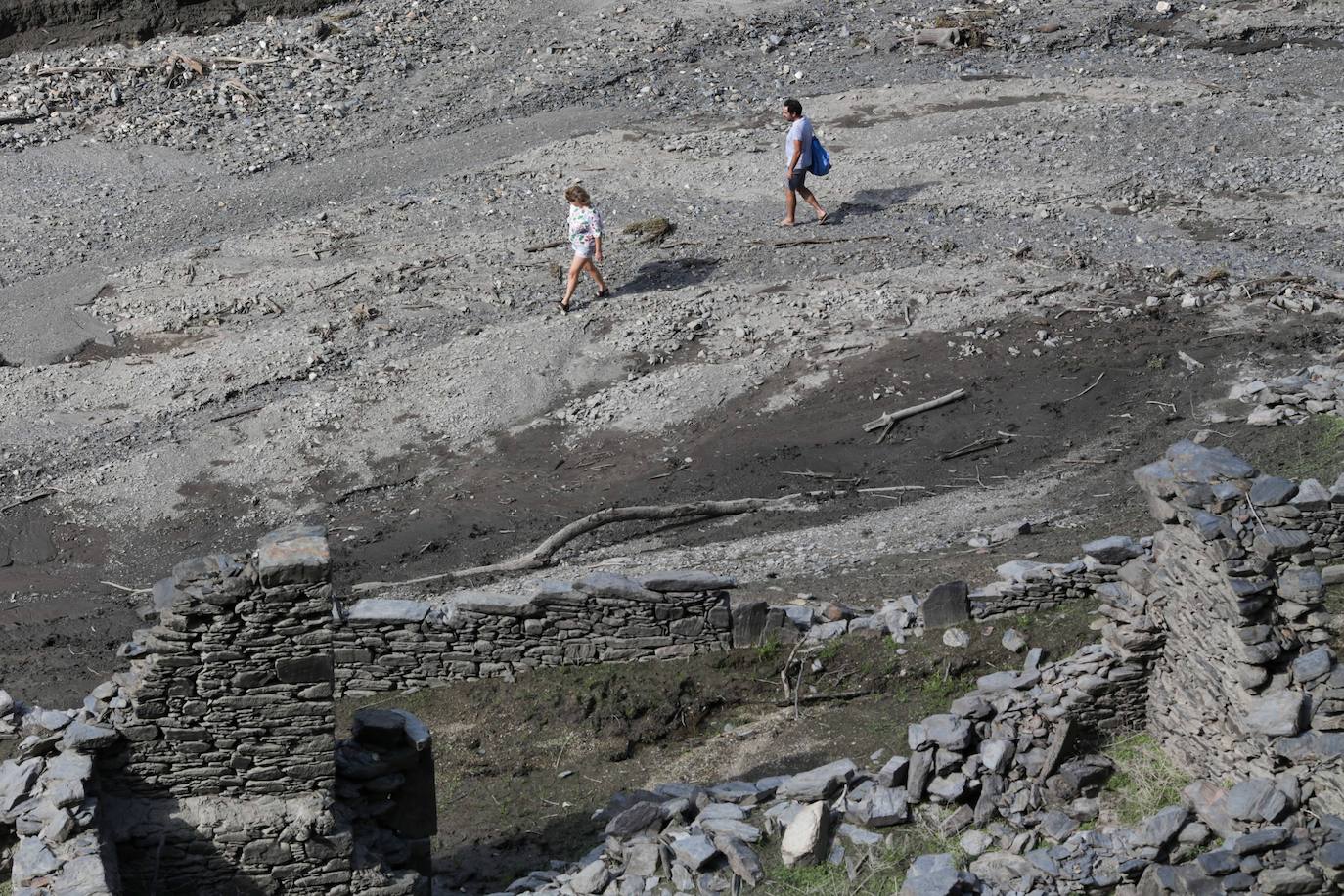 Fotos: La sequía deja ver las ruinas de una antigua población bajo el embalse de Grandas de Salime