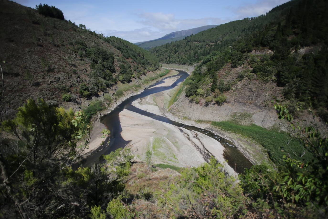 Fotos: La sequía deja ver las ruinas de una antigua población bajo el embalse de Grandas de Salime