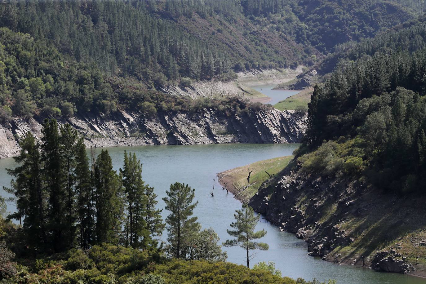 Fotos: La sequía deja ver las ruinas de una antigua población bajo el embalse de Grandas de Salime