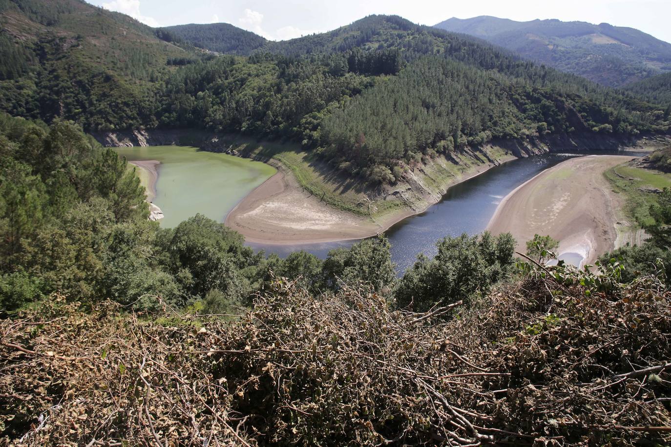 Fotos: La sequía deja ver las ruinas de una antigua población bajo el embalse de Grandas de Salime