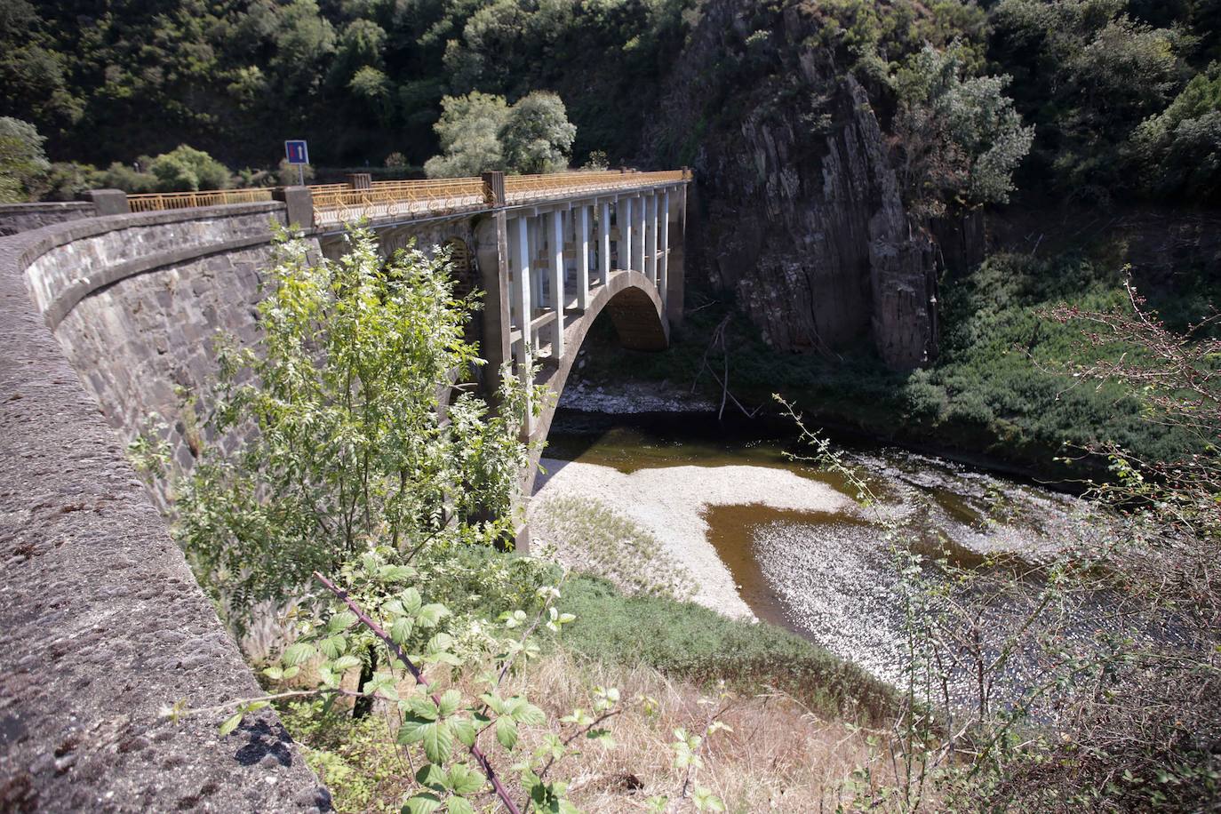 Fotos: La sequía deja ver las ruinas de una antigua población bajo el embalse de Grandas de Salime