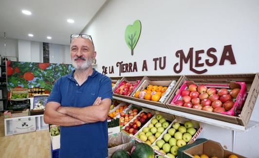 El último en abrir 'Frutería De la tierra a tu mesa'. Mariano Catalán, en su frutería de la calle Arzobispo Guisasola.