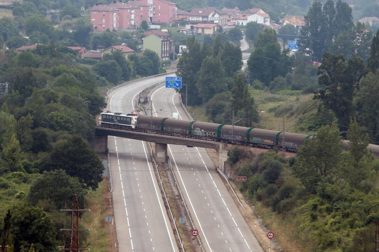 Convoy de mercancías cruzando uno de los puentes sobre la autovía Ruta de la Plata (A-66). 