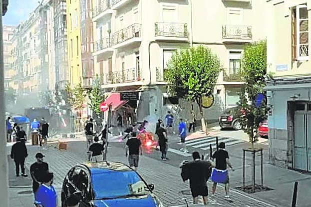 Imagen del enfrentamiento que tuvo lugar en las calles de Santander. 