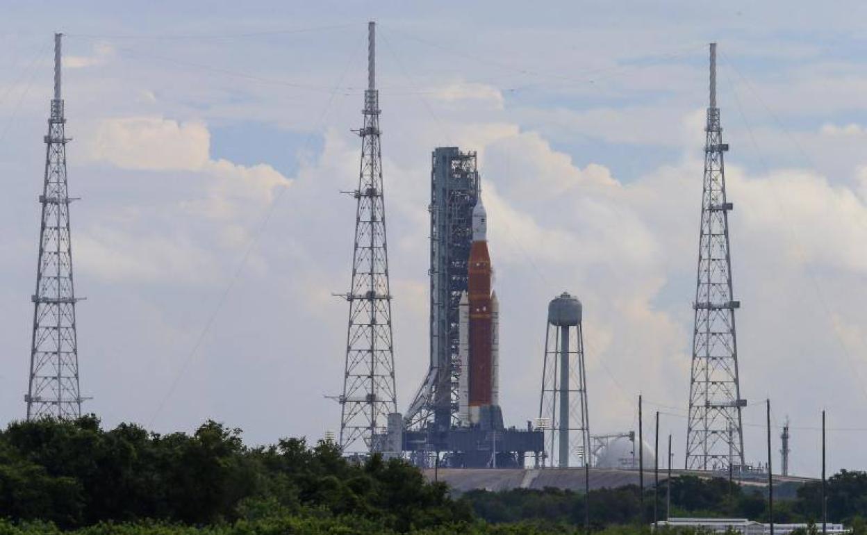Artemisa 1 en la plataforma de despegue de Cabo Cañaveral.