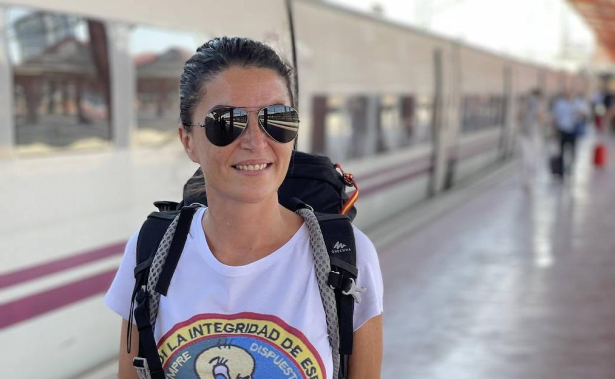 Macarena Olona, en una estación de tren antes de comenzar el Camino de Santiago. 