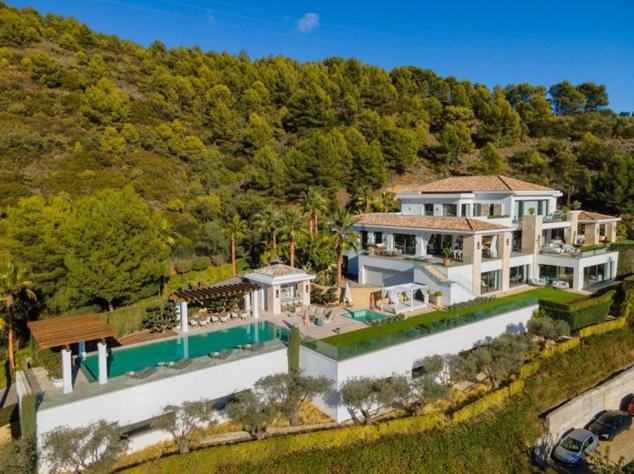 Precio: 27,5 millones millones de euros. Este chalet se encuentra ubicado en el barrio de Sierra Blanca, en una de las comunidades más prestigiosas de Marbella: Cascada de Camojan. Goza de una vista panorámica al mar Mediterráneo, con 2.449 m2 construidos, más de nueve habitaciones, diez baños, jardín privado, piscina, zona de spa (con gimnasio, sauna, baños turcos y piscina climatizada) y una espaciosa sala de cine.