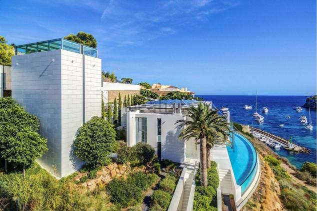 Precio: 21 millones de euros. Esta villa goza de una ubicación perfecta junto a la bahía de Portals Vells. Con un tamaño de 1.300 m2 posee, además, más de 120 m2 de terrazas exteriores con vistas al mar. Tiene seis habitaciones, seis baños, varios ascensores y un garaje privado. Fue diseñada para obtener la mejor seguridad posible, por lo que también consta de un sistema de domótica, sala de pánico, puertas de seguridad, etc.