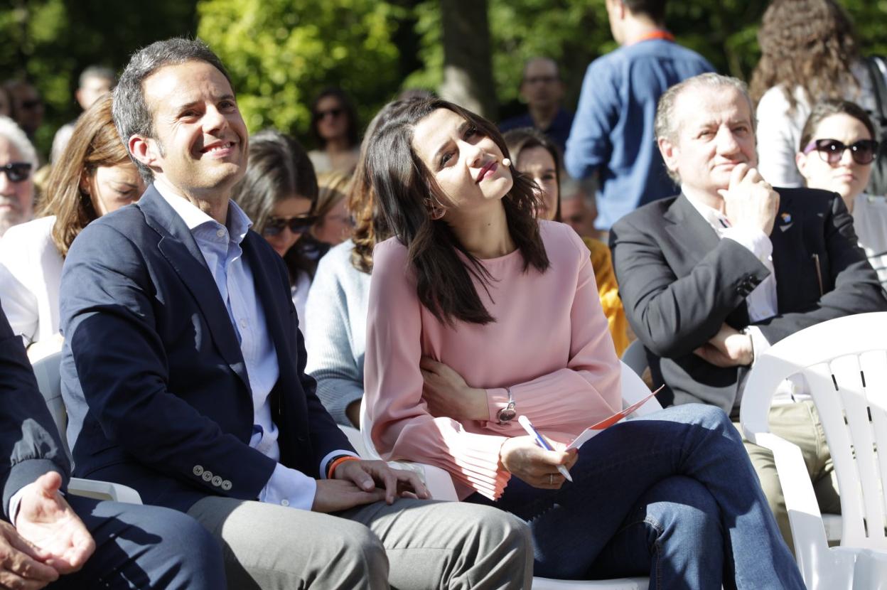 Nacho Cuesta e Inés Arrimadas, en Oviedo, durante la campaña electoral de 2019. 
