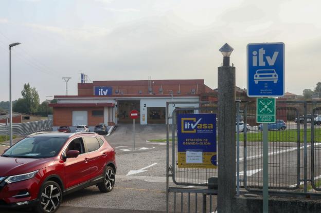 Un turismo abandona la nueva estación de la inspección técnica de vehículos abierta en Granda. 