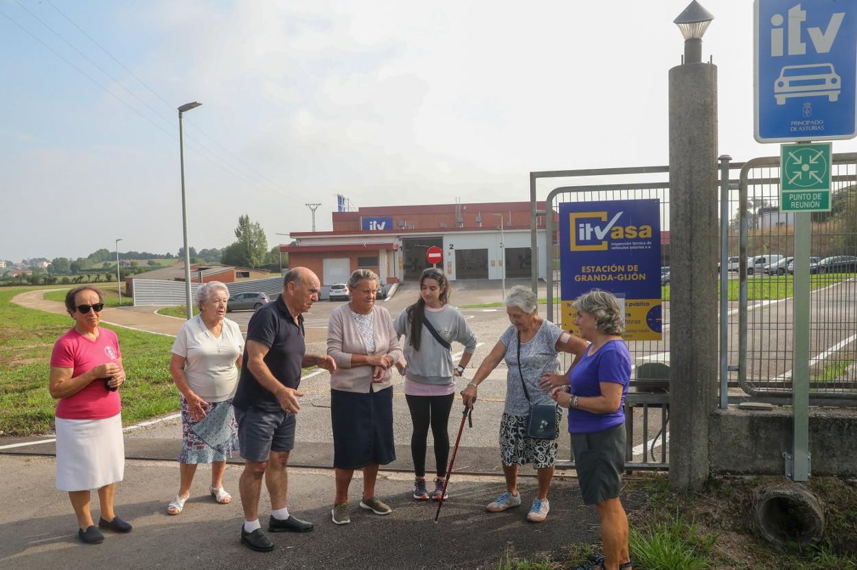 Ángeles Trabanco (derecha) y Sergio Núñez, junto a otras vecinas de Granda a la puerta de la ITV. 