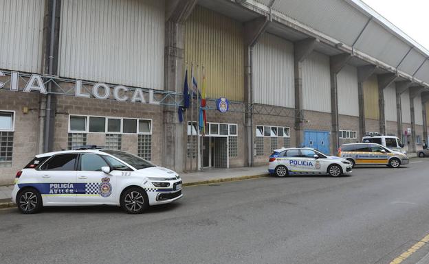 Conduce drogado por Avilés y acompañado por una mujer de la que tiene orden de alejamiento