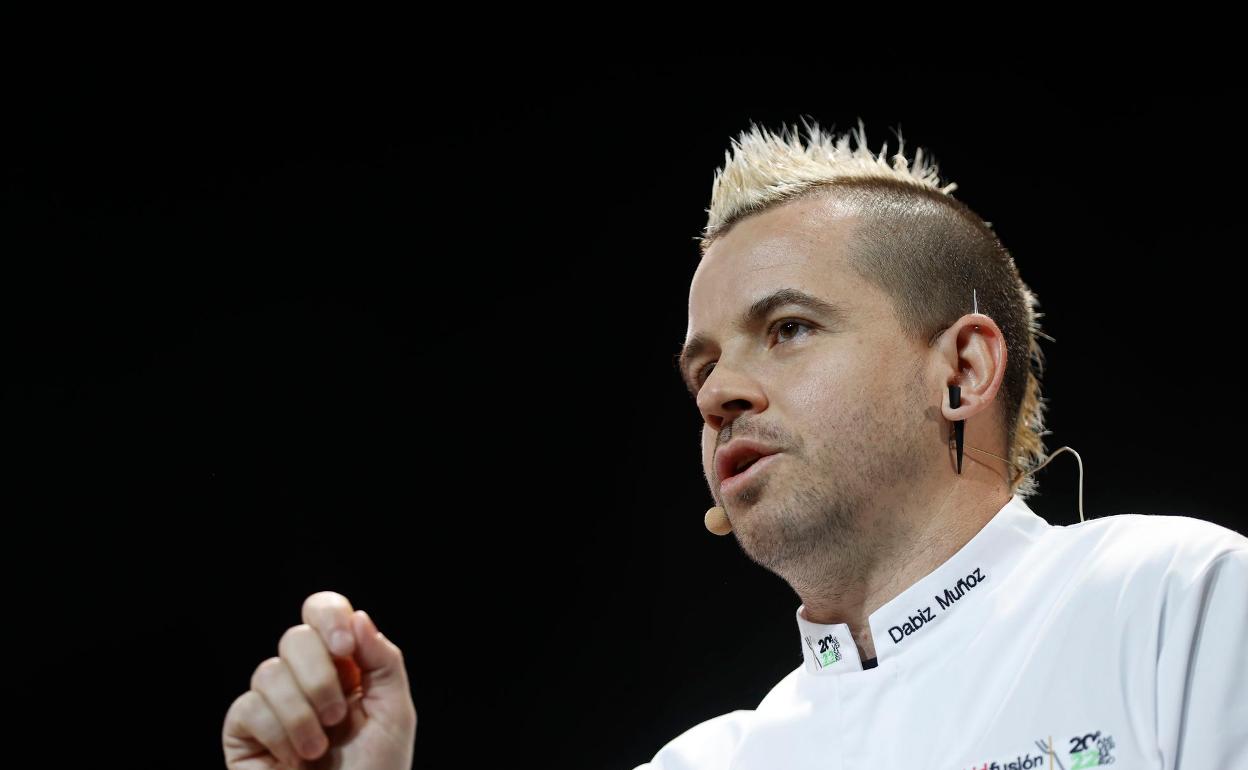 El chef español Dabiz Muñoz, del restaurante Diverxo de Madrid, en una ponencia durante la segunda jornada del congreso gastronómico internacional Madrid Fusión, el 29 de marzo de 2022 en Madrid.