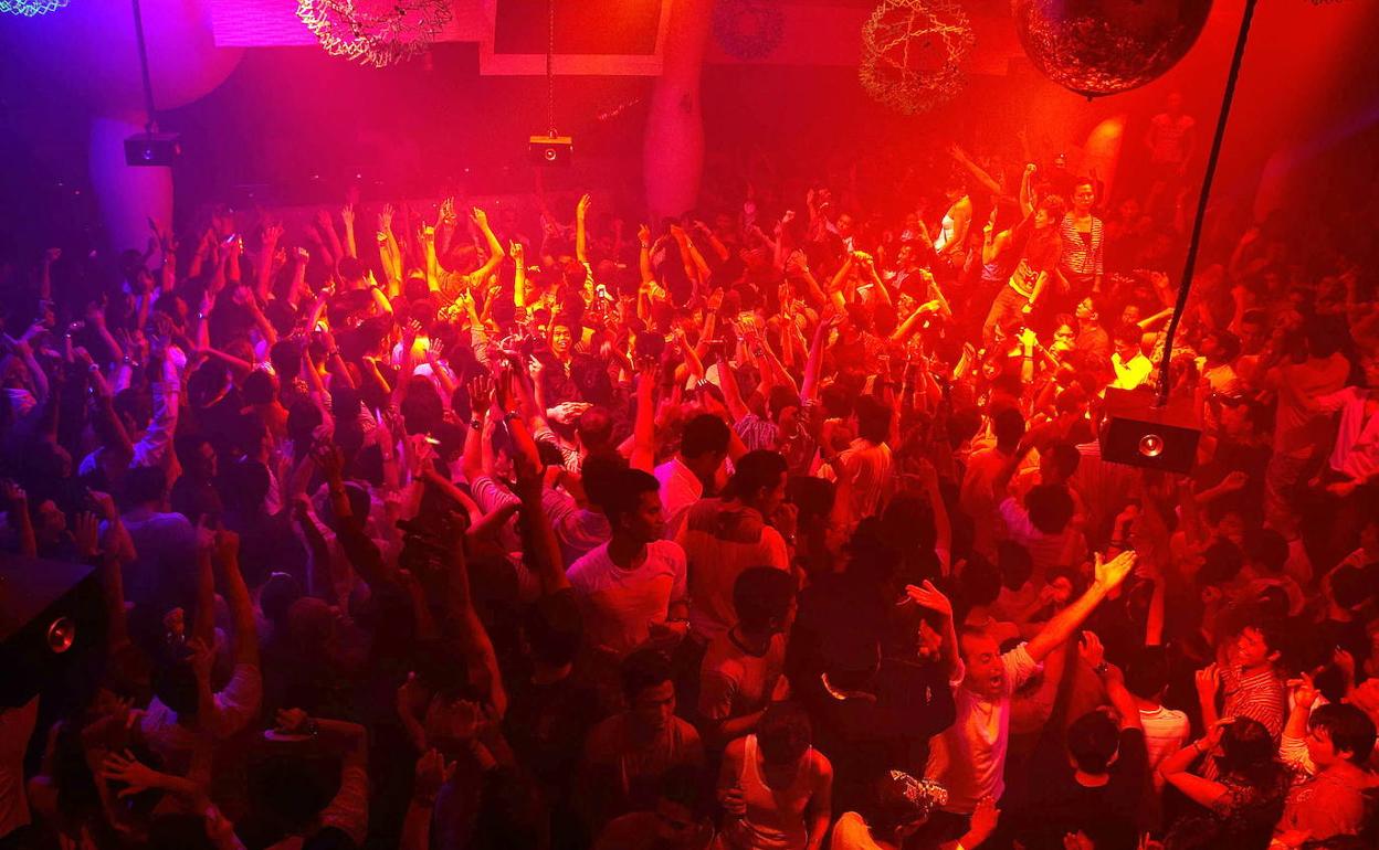 Jóvenes se divierten en una discoteca 