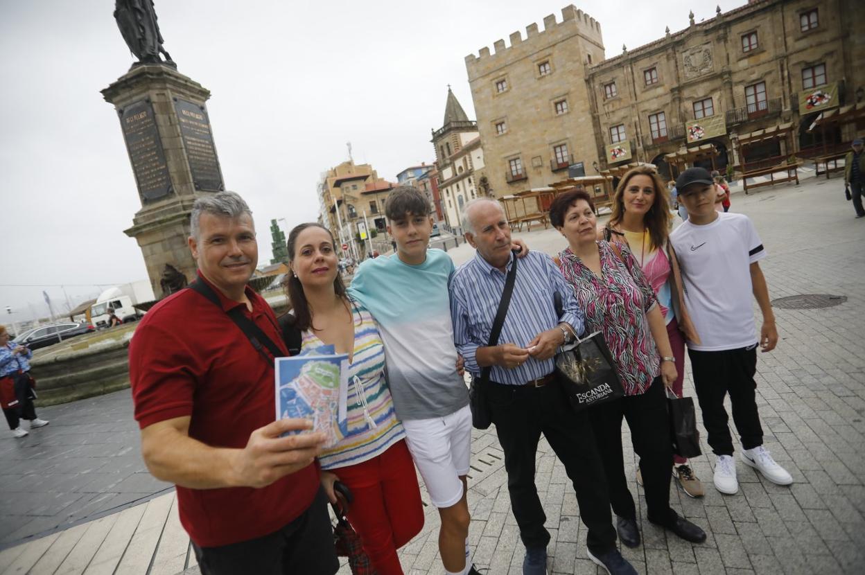 La familia al completo, frente a la estatua de Pelayo en su ruta por la ciudad. 