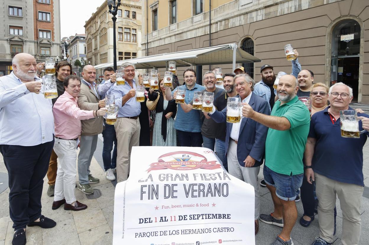 Patrocinadores, hosteleros y organizadores del Oktoberfest, ayer, en la presentación junto a miembros de la Corporación municipal.