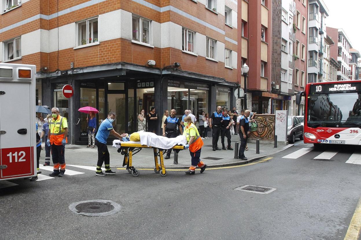 Los sanitarios trasladan al viandante que resultó herido. 