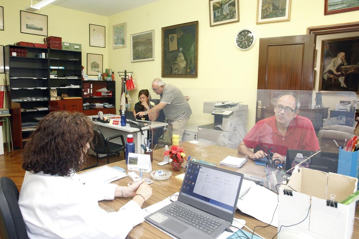 Personal del IES Jovellanos de Gijón, con preparativos, antes de incorporarse hoy al centro. 