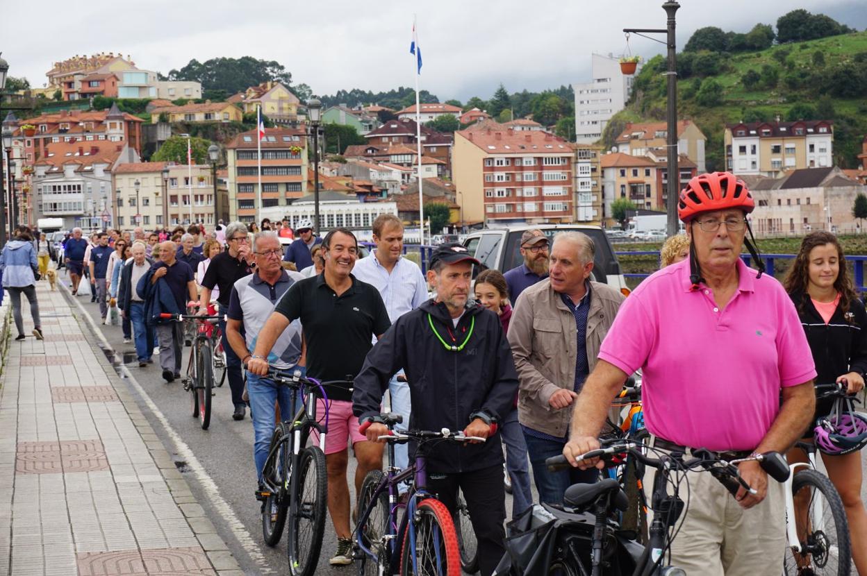 La manifestación, en la que participaron ciclistas y peatones, cruzó el puente sobre la ría del Sella. 