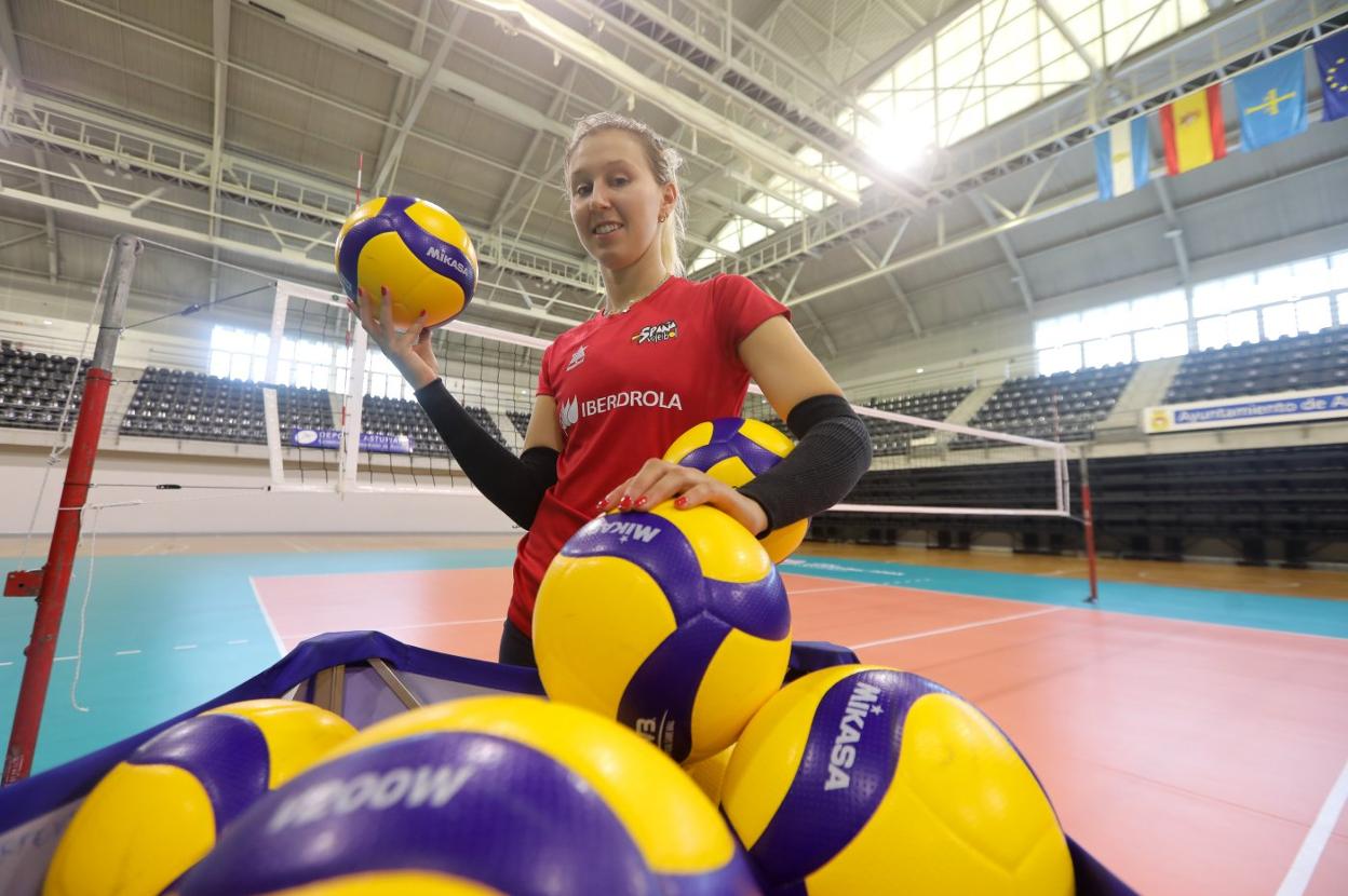 María Schlegel, con la cesta de balones antes de entrenar ayer en el Complejo Deportivo Avilés. 