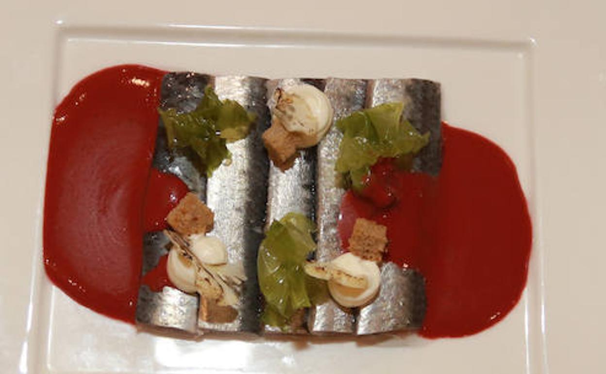 Sardinas en vinagre de sidra, gazpacho de arándanos de Villaviciosa y crema ahumada