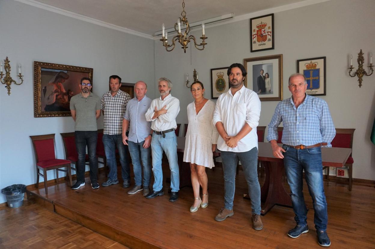 Félix Fernández, Alberto Suárez, José Antonio Roque, Xuan Valladares, Marifé Gómez, Enrique Riestra y Alfonso Artidiello, durante el acto de respaldo a la concentración ganadera del próximo 8 de septiembre. 