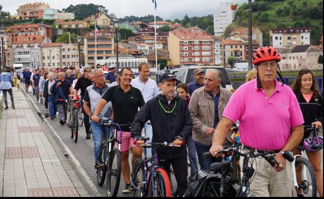 Manifestación para exigir un carril bici en la futura obra del puente de Ribadesella. / G.P
