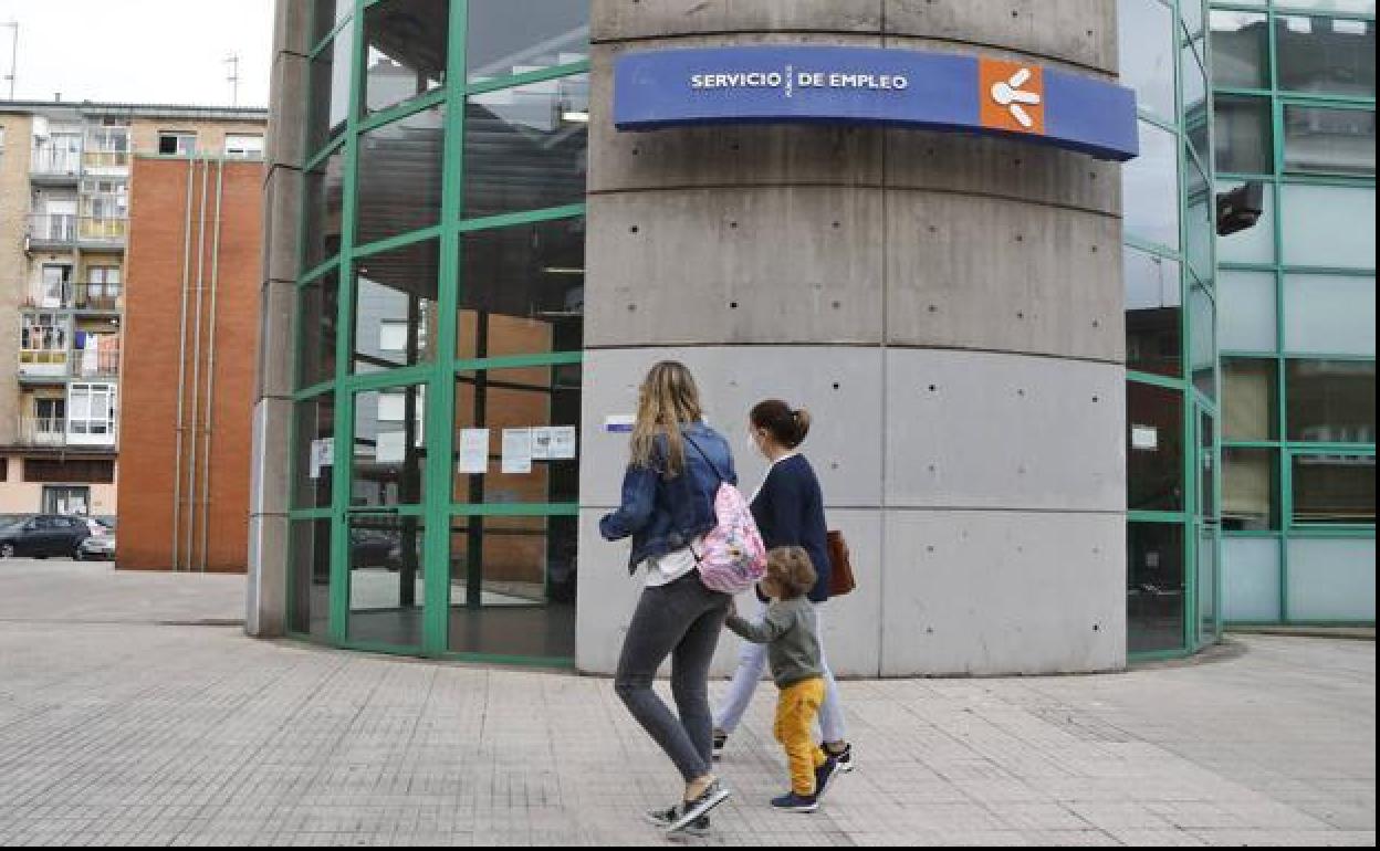 El final de la temporada veraniega interrumpe seis meses de bajada del paro en Asturias