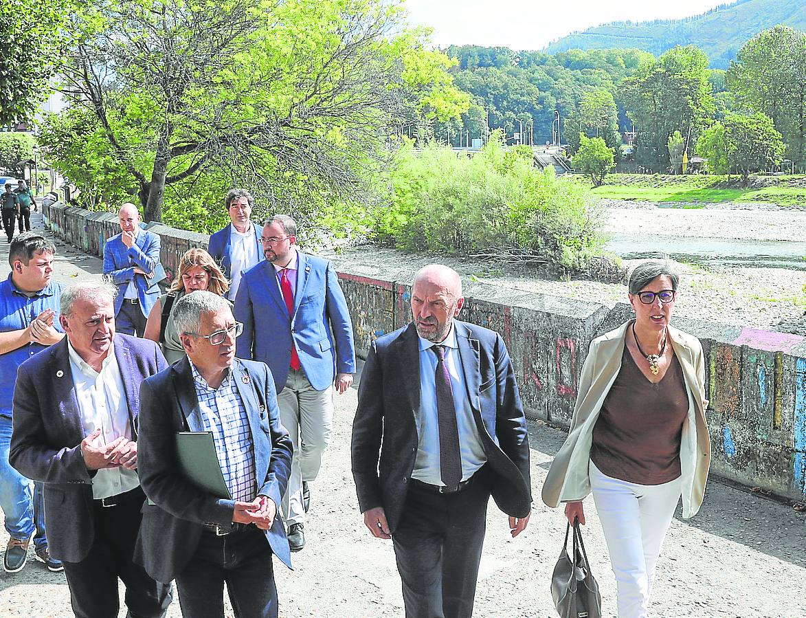 Hugo Morán y Juan Cofiño, juntos ayer en su visita a la zona inundable de Arriondas. 