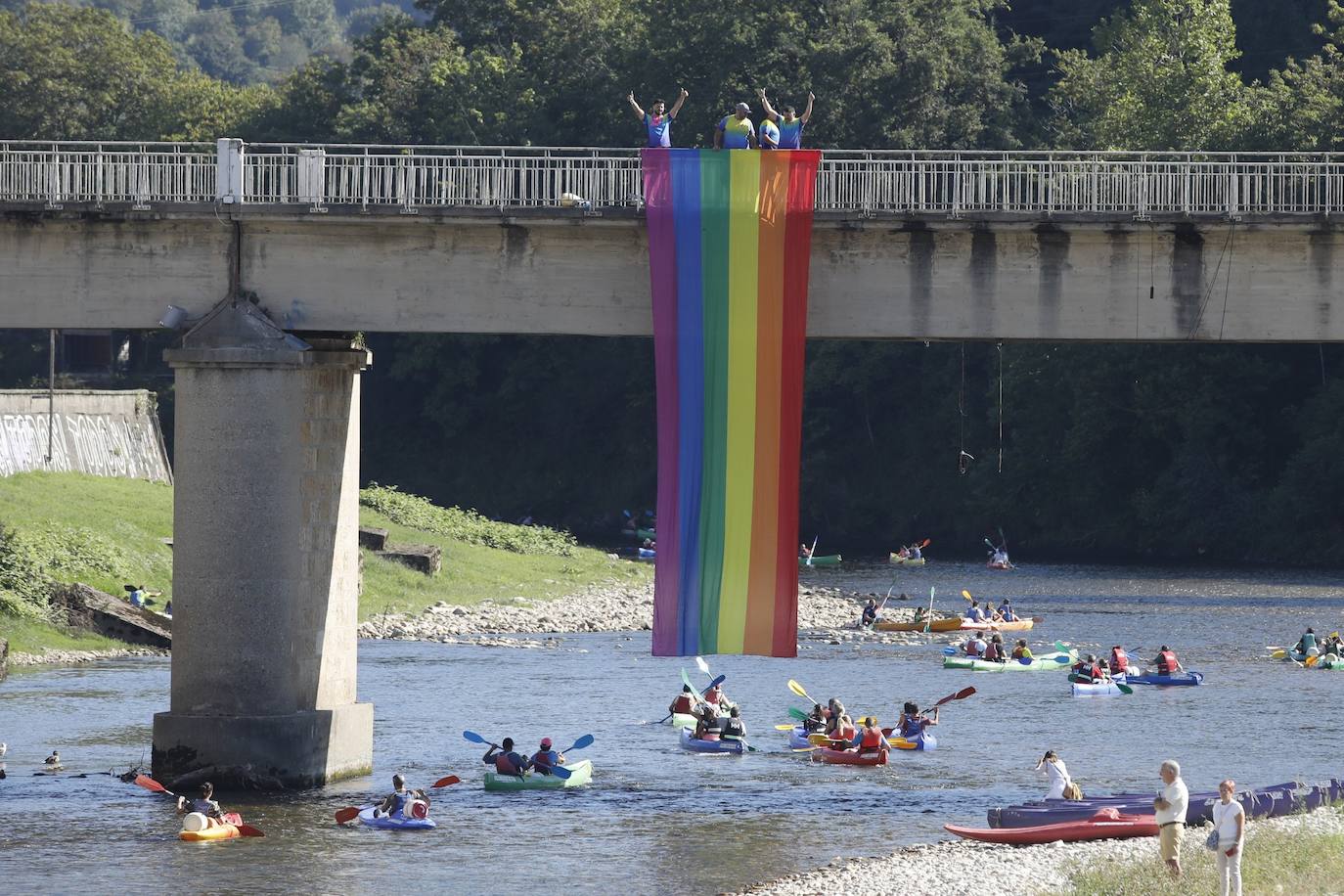 Fotos: Una gran bandera de arcoíris por el Descenso del Sella