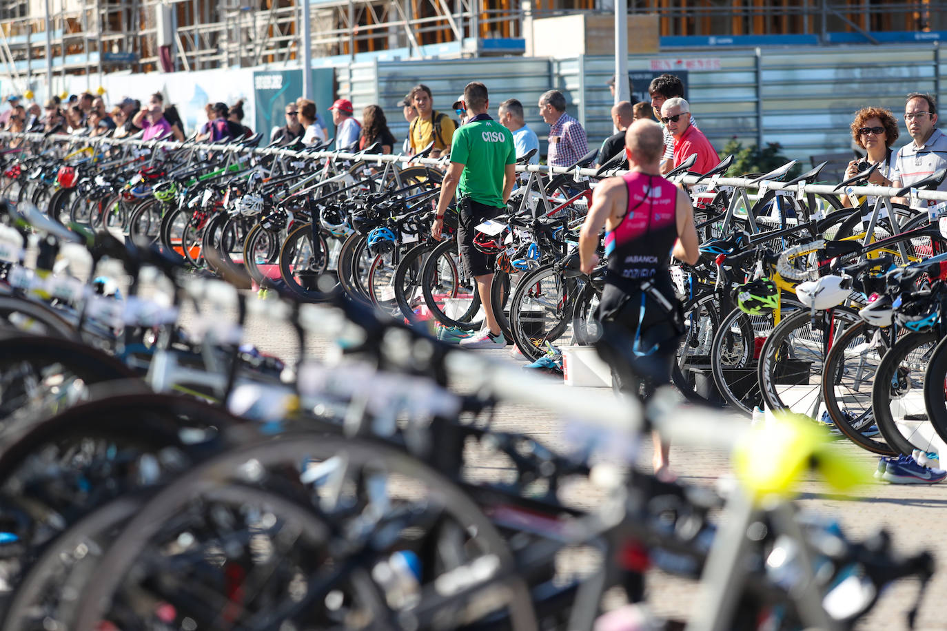 Fotos: Casi 150 deportistas compiten en el regreso del Triatlón del Santa Olaya