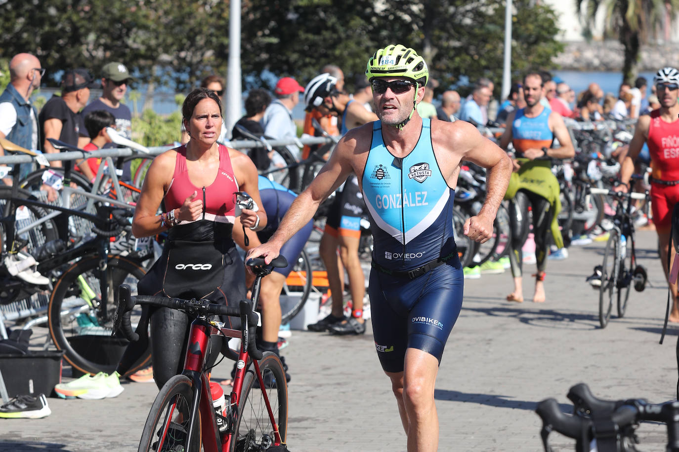 Fotos: Casi 150 deportistas compiten en el regreso del Triatlón del Santa Olaya