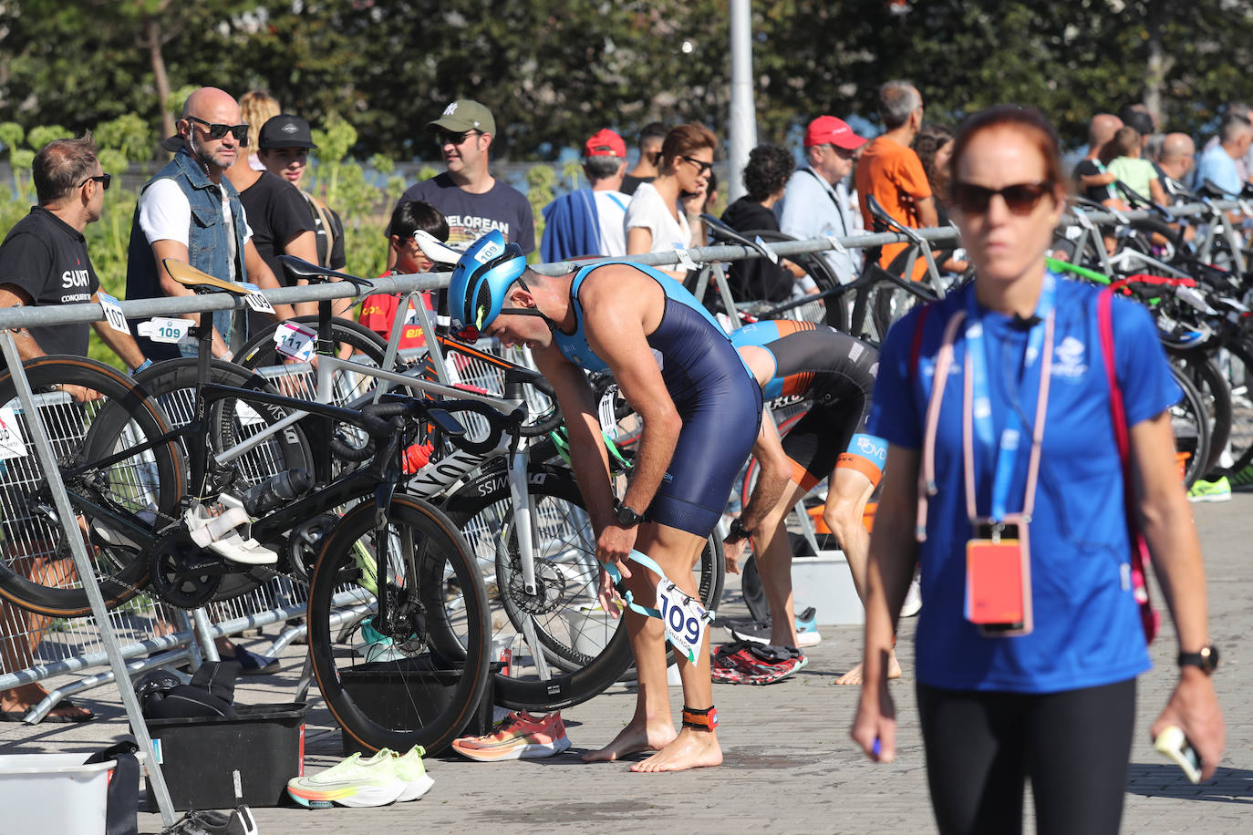 Fotos: Casi 150 deportistas compiten en el regreso del Triatlón del Santa Olaya