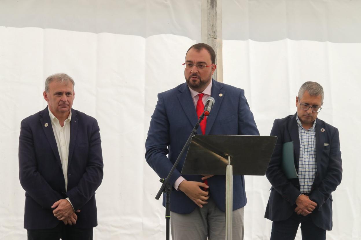 El presidente del Principado, Adrián Barbón, junto a Hugo Alfonso Morán, durante su intervención de ayer. 