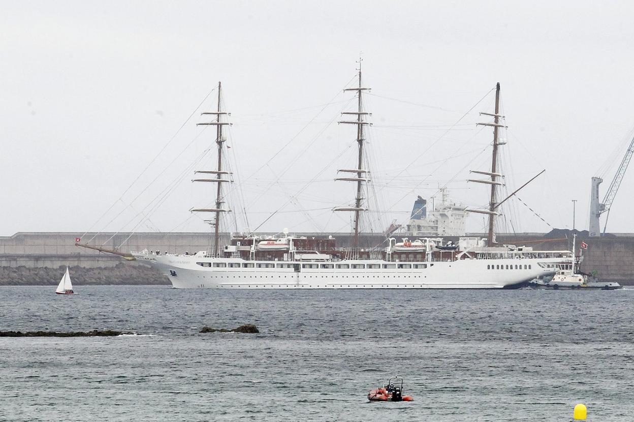 El velero 'Sea Cloud Spirit', en su segunda escala de este verano en el puerto de El Musel. 