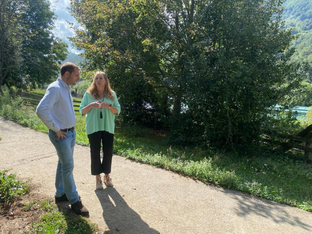 Adrián Pumares y Emilia Calvo, en al embalse de Tanes. 