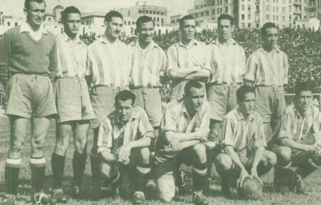 Cervigón, agachado, el primero por la derecha, en 1943.