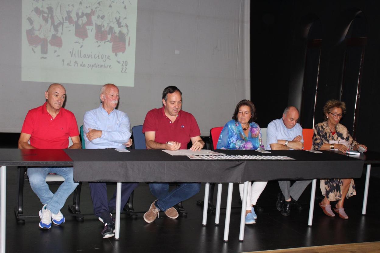 Vicente Álvarez, Miguel González, Alejandro Vega, Ana María González, Gonzalo Suárez y Lumi Fernández presentan la programación de las fiestas.