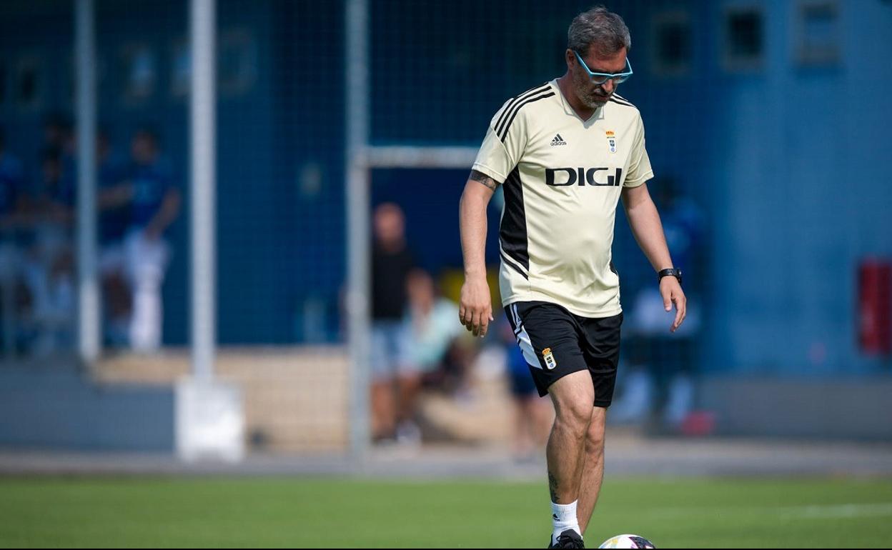 Jon Pérez Bolo, técnico del Real Oviedo, en el entrenamiento de este sábado.