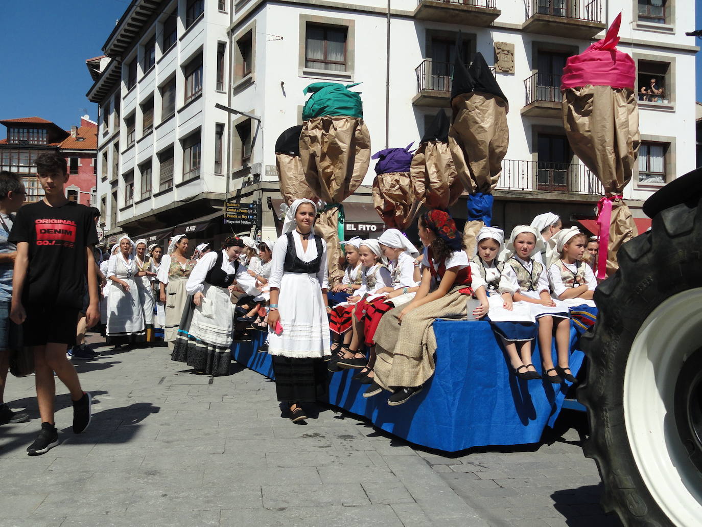 Fotos: Desfile y entrega del bollo por La Guía en Llanes