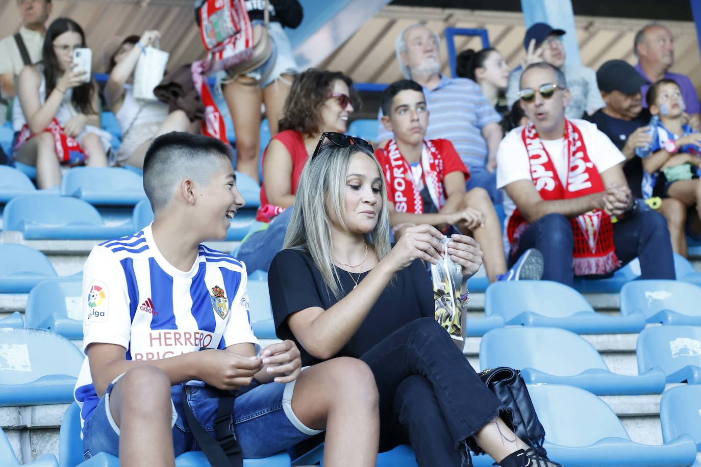 Fotos: ¿Estuviste en la Ponferradina - Sporting? ¡Búscate!