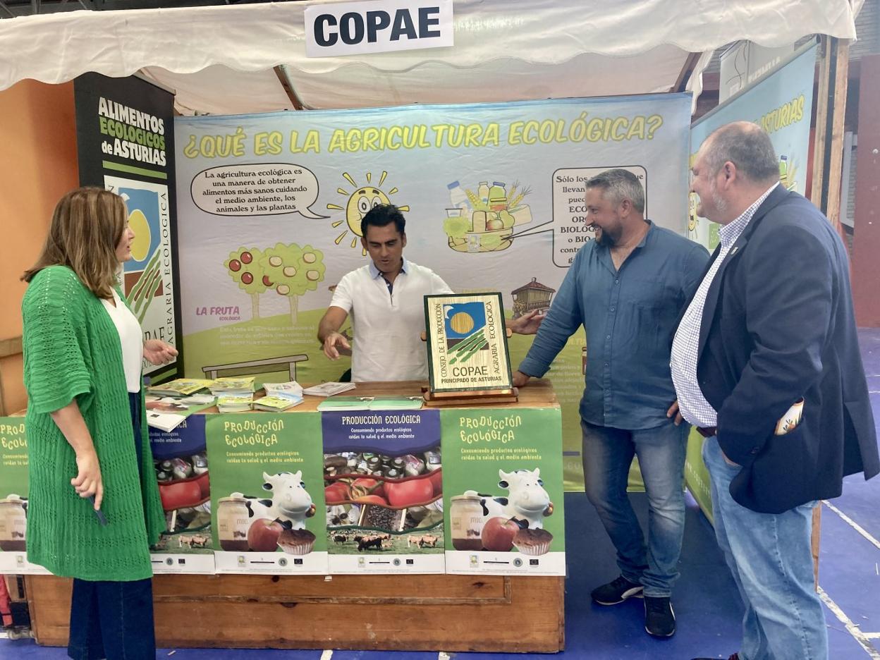 La directora general Begoña López; el ganadero Pepe López, de Copae; y el alcalde César Álvarez. 