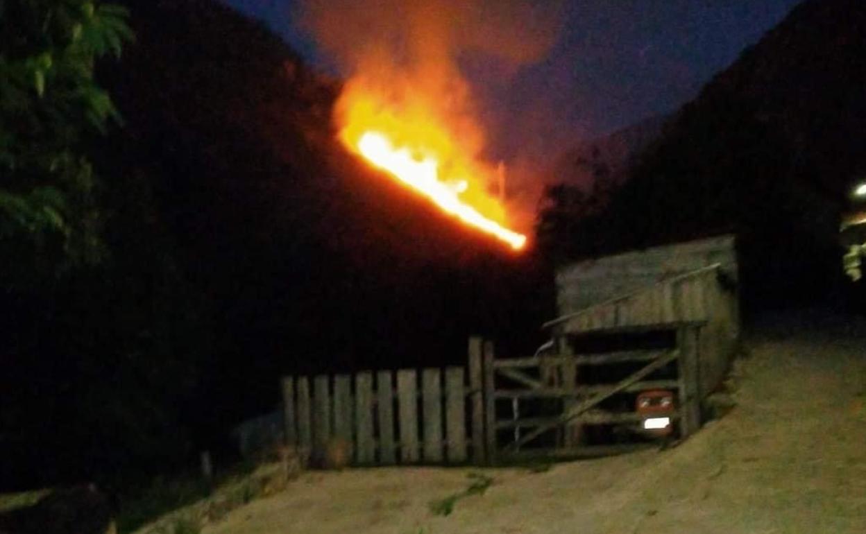 Fuegos en Caso: Dos incendios de monte bajo alertan a los vecinos del Nalón